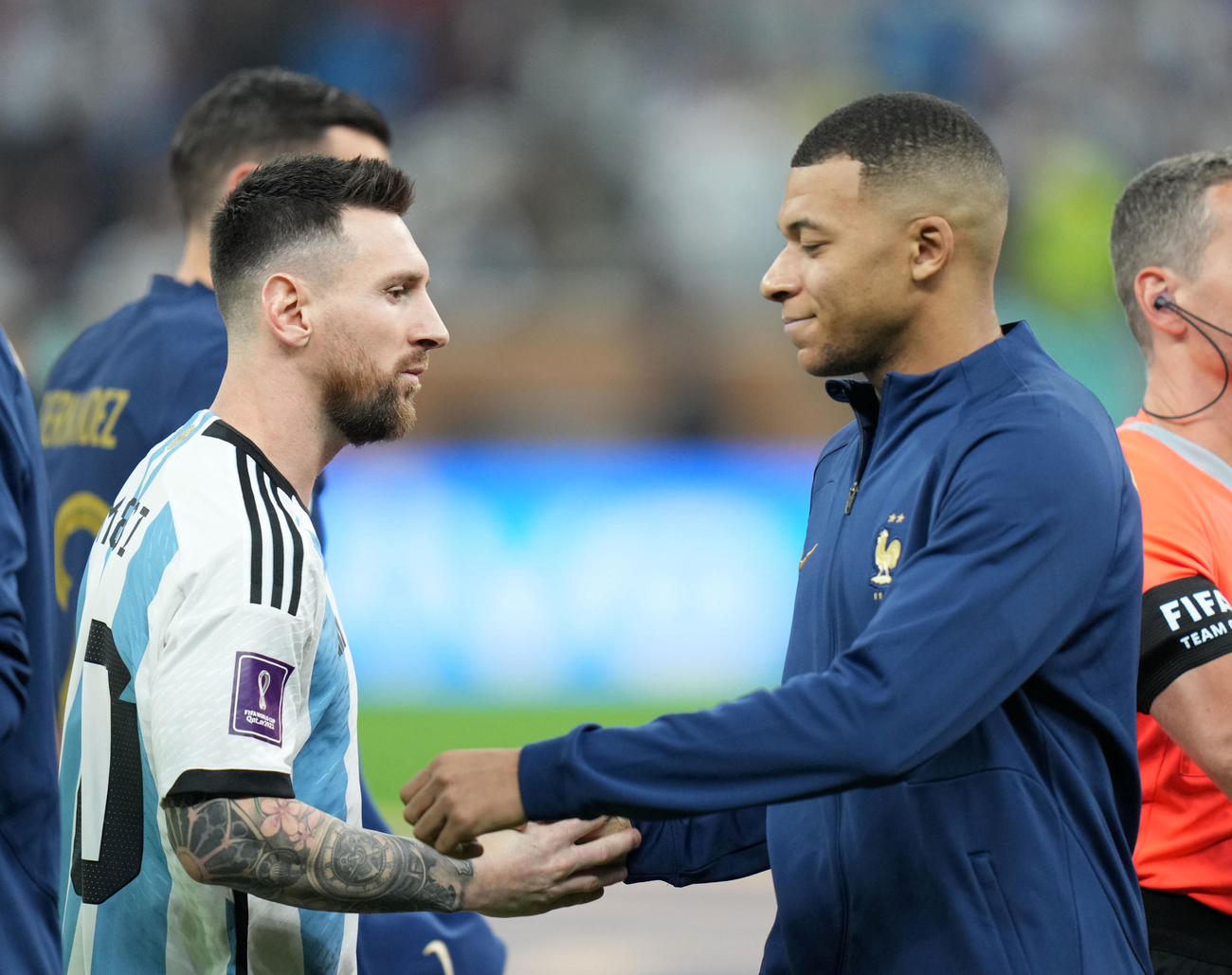 アルゼンチン対フランス　開始前、健闘をたたえ合うアルゼンチンのメッシ（左）とフランスのエムバペ（撮影・横山健太）