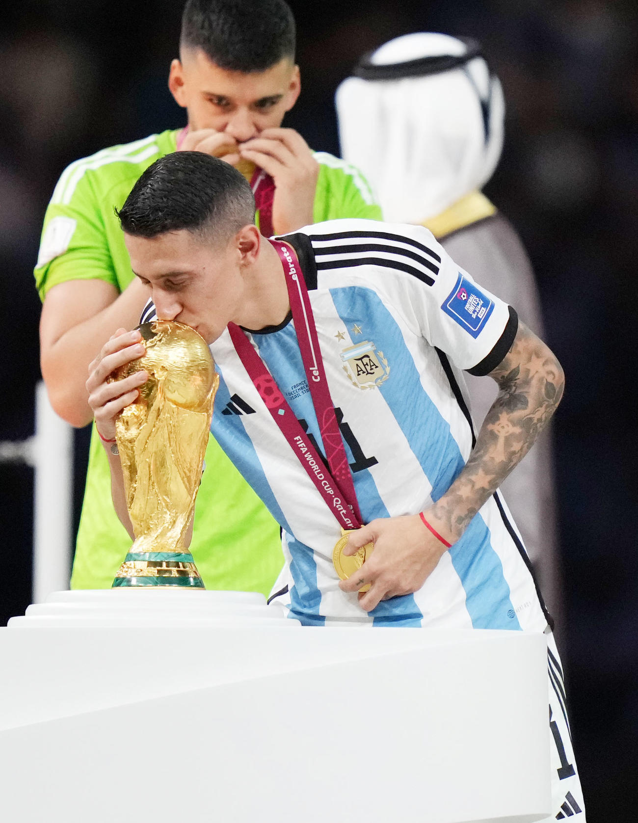 アルゼンチン対フランス　W杯トロフィーにキスをするアルゼンチン代表アンヘル・ディマリア（撮影・横山健太）