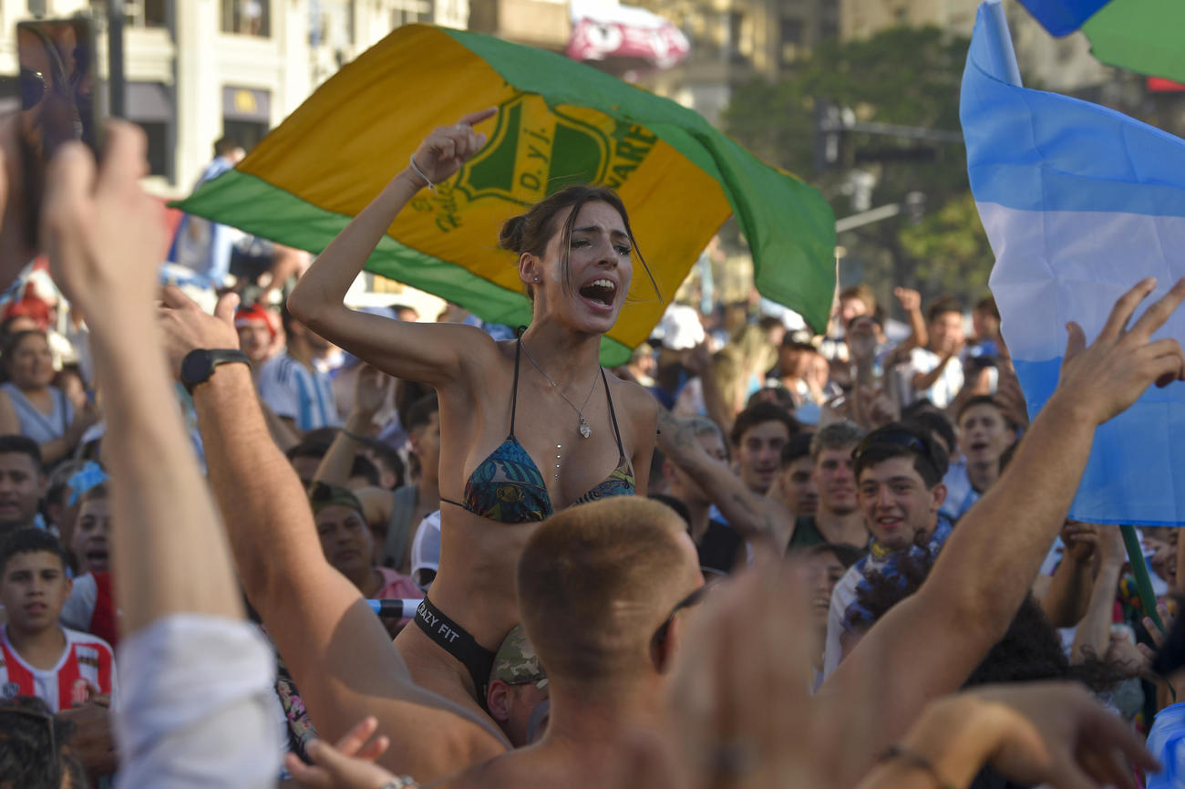 ブエノスアイレスでは多くの人が集まりアルゼンチンの優勝を喜んだ（AP）