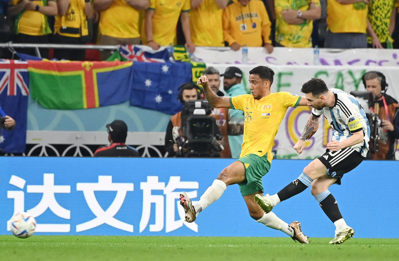 アルゼンチン対オーストラリア　前半、先制ゴールを決めるアルゼンチン代表リオネル・メッシ（右）