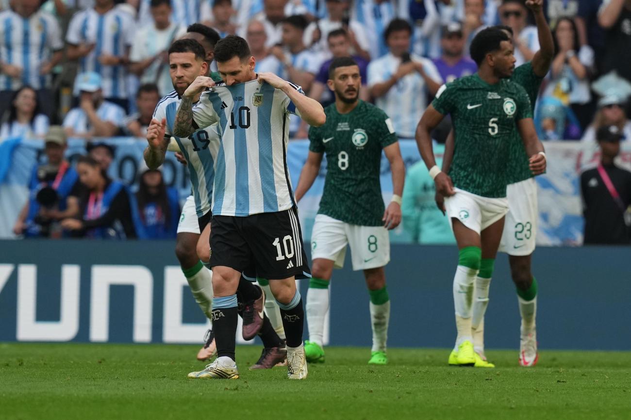 アルゼンチン対サウジアラビア　後半、うつむくアルゼンチンのメッシ（手前）（撮影・パオロ　ヌッチ）