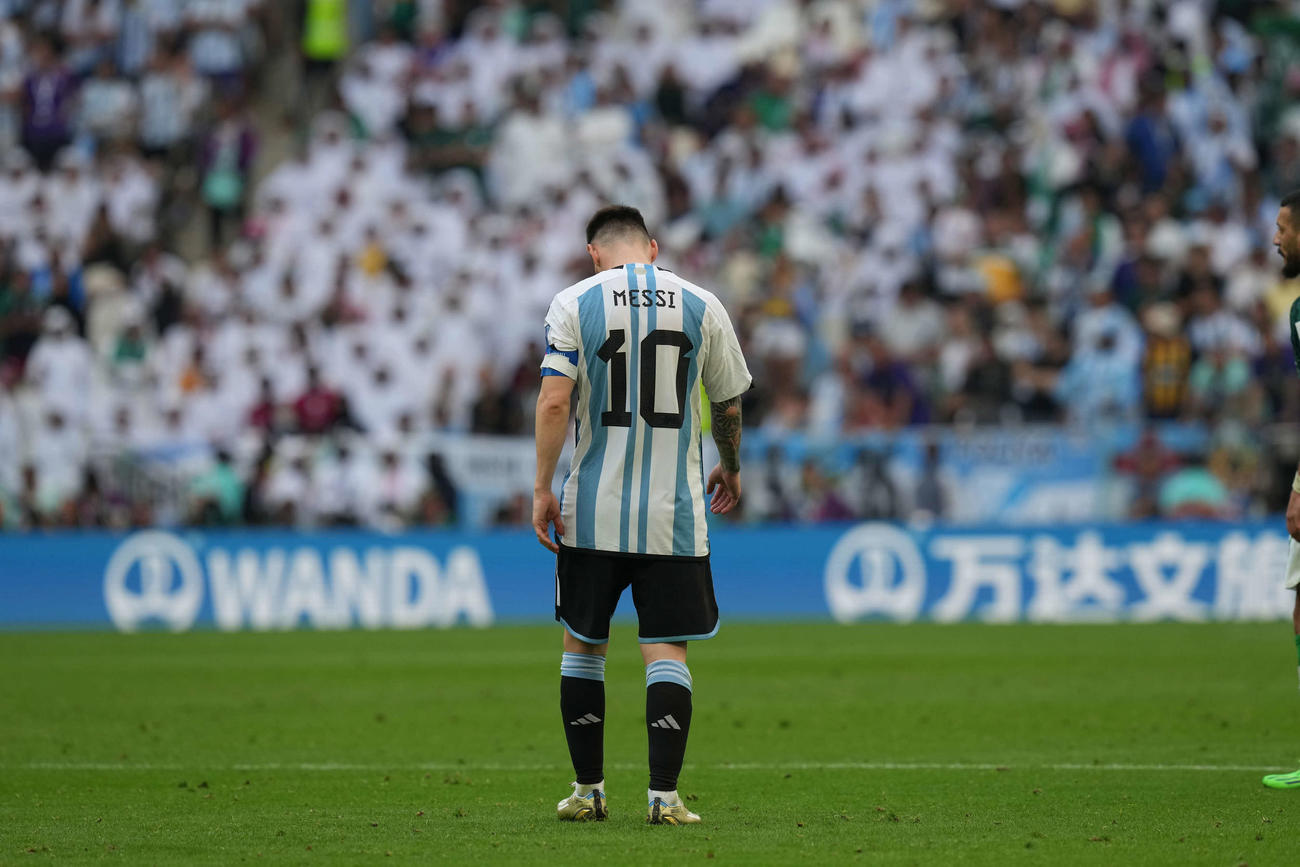 サッカーワールドカップ（W杯）カタール大会　1次リーグC組　アルゼンチン対サウジアラビア　うつむくアルゼンチンのリオネル・メッシ（撮影・パオロ　ヌッチ