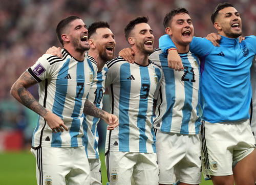 クロアチアに勝利し笑顔を見せるアルゼンチンの、左からデパウル、メッシ、タリアフィコ、ディバラ（撮影・パオロ　ヌッチ）