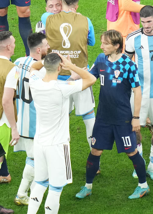 アルゼンチン対クロアチア　試合を終え、あいさつを交わすアルゼンチン・メッシ（左）とクロアチア・モドリッチ（撮影・横山健太）