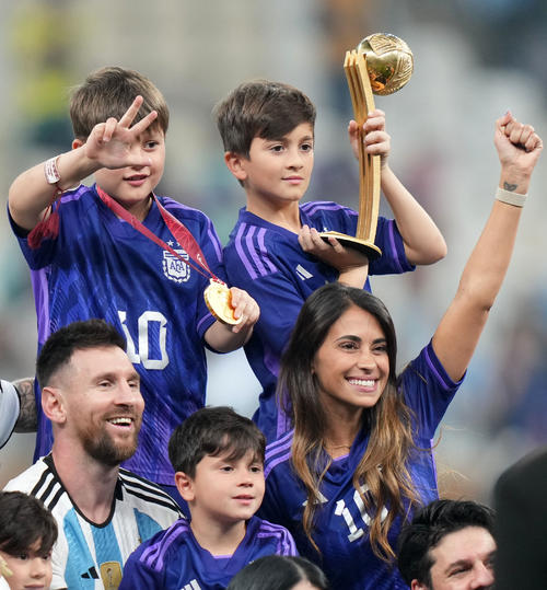 アルゼンチン対フランス　表彰式後、家族と共に笑顔を見せるアルゼンチンのメッシ（左）（2022年12月18日）
