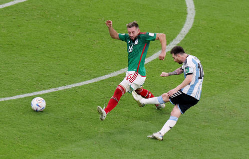 アルゼンチン対メキシコ　後半、先制ゴールを決めるアルゼンチンのメッシ（右）（ロイター）