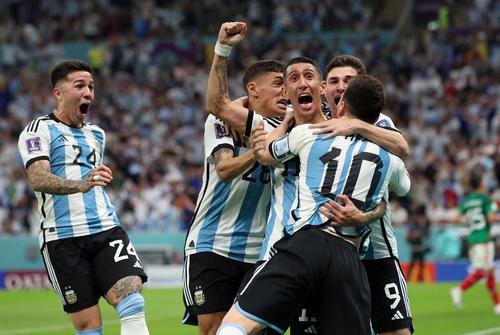 アルゼンチン対メキシコ　ゴールを決め、アルバレス、ディマリアらと喜ぶメッシ（ロイター）
