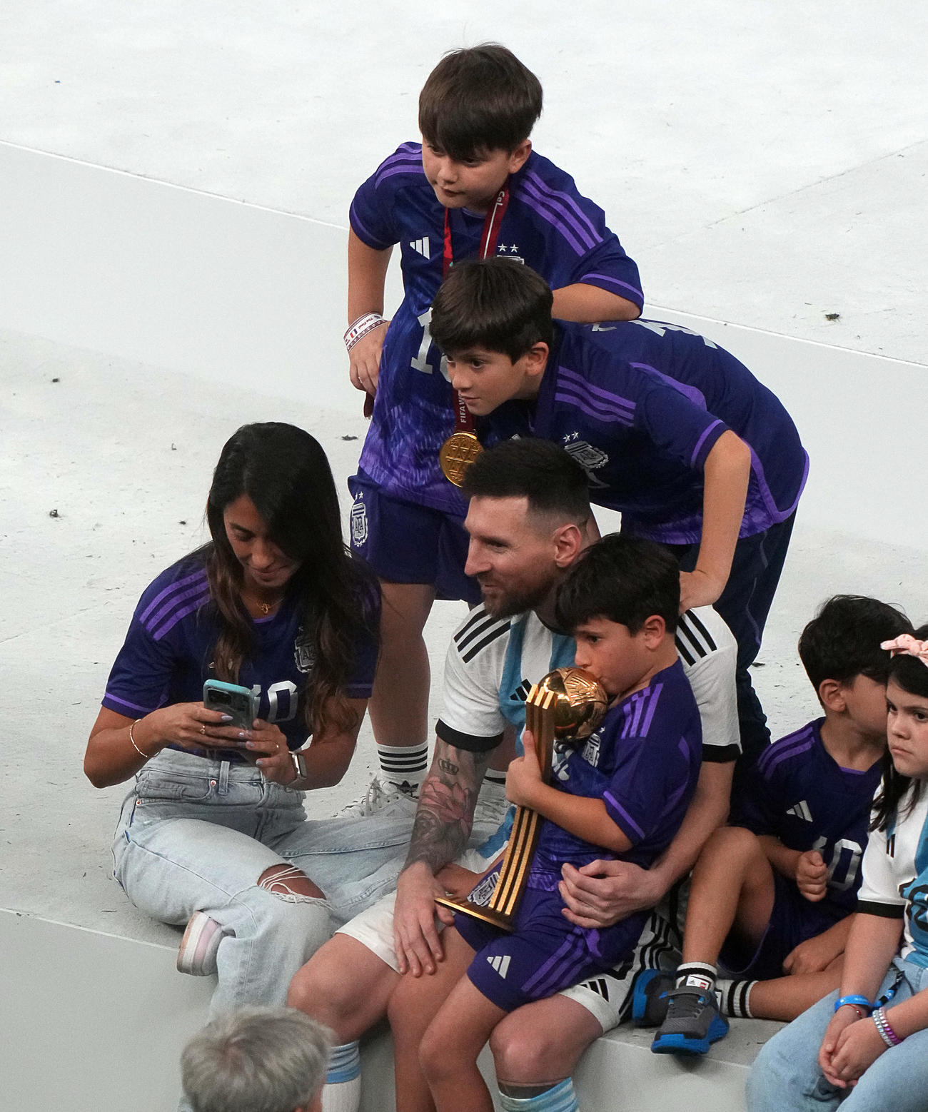 アルゼンチン対フランス　フランスに勝利し、家族と一緒に喜ぶアルゼンチンのメッシ（中央）。同左は妻アントネラさん（撮影・パオロ　ヌッチ）