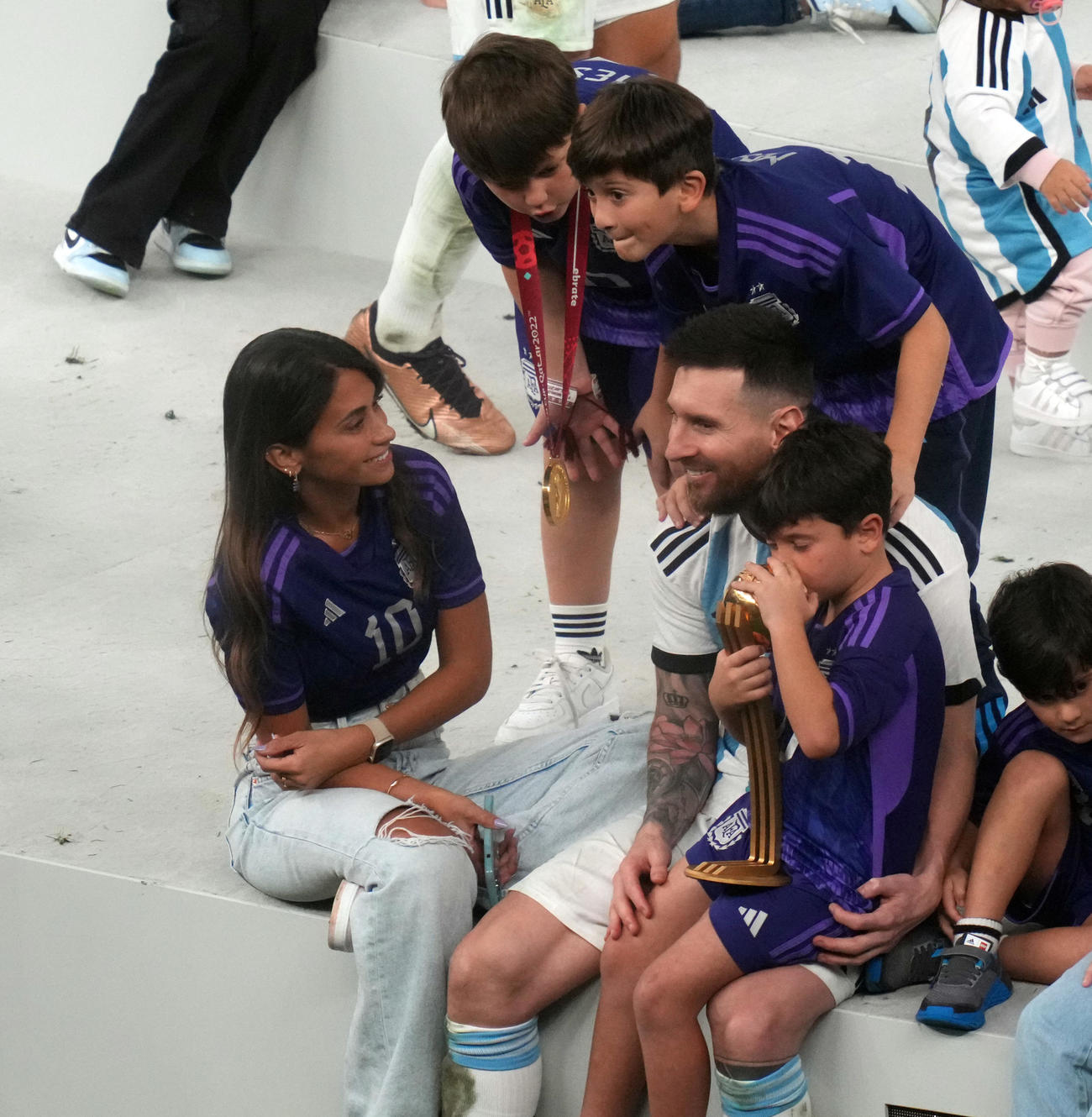 アルゼンチン対フランス　フランスに勝利し、家族と一緒に喜ぶアルゼンチンのメッシ（中央）。同左は妻アントネラさん（撮影・パオロ　ヌッチ）