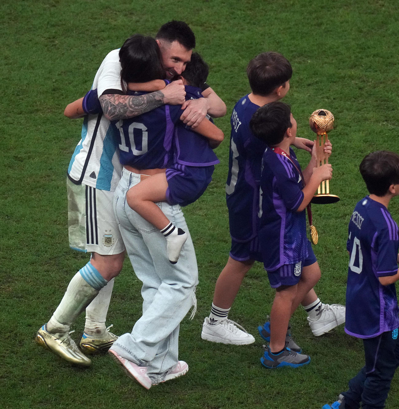 アルゼンチン対フランス　フランスに勝利し、妻アントネラさん（左から2人目）らと抱き合い喜ぶアルゼンチンのメッシ（左端）（撮影・パオロ　ヌッチ）＝2022年12月18日