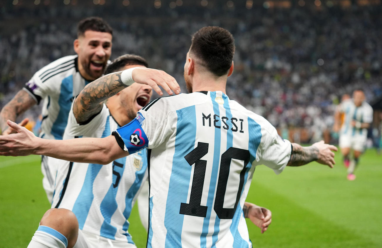 アルゼンチン対フランス　延長後半、ゴールを決めチームメートと抱き合うアルゼンチン代表リオネル・メッシ（手前）（撮影・横山健太）
