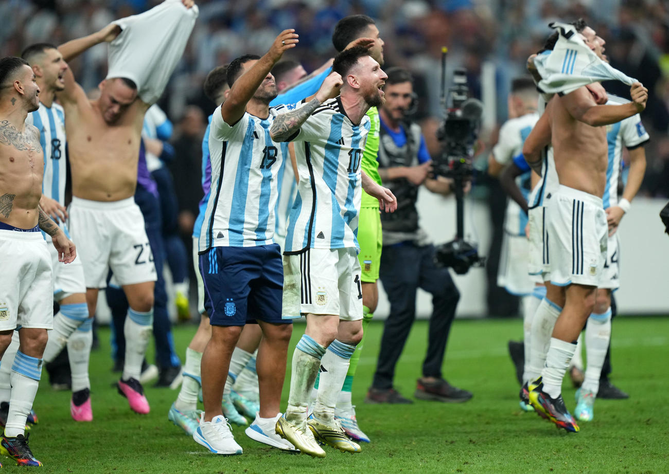 アルゼンチン対フランス　PK戦の末、フランスに勝利し歓喜するリオネル・メッシ（中央）らアルゼンチンイレブン（撮影・横山健太）