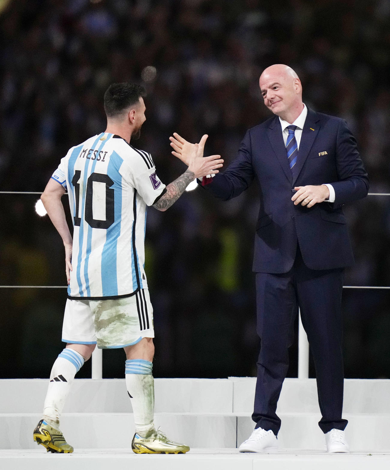 アルゼンチン対フランス　インファンティーノ会長（右）と握手を交わすアルゼンチン代表リオネル・メッシ（撮影・横山健太）