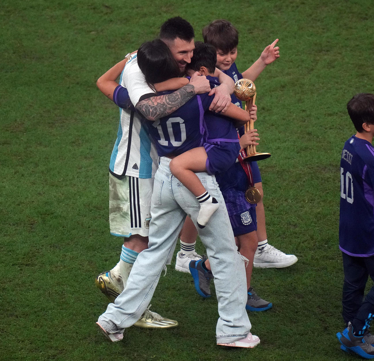 アルゼンチン対フランス　フランスに勝利し、妻アントネラさん（中央）らと抱き合い喜ぶアルゼンチンのメッシ（左）（撮影・パオロ　ヌッチ）