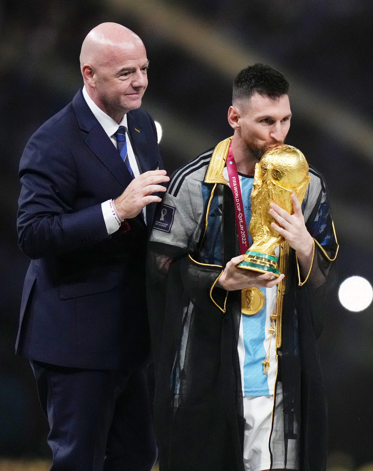 アルゼンチン対フランス　W杯トロフィーにキスをするアルゼンチン代表リオネル・メッシ。左はインファンティーノ会長（撮影・横山健太）