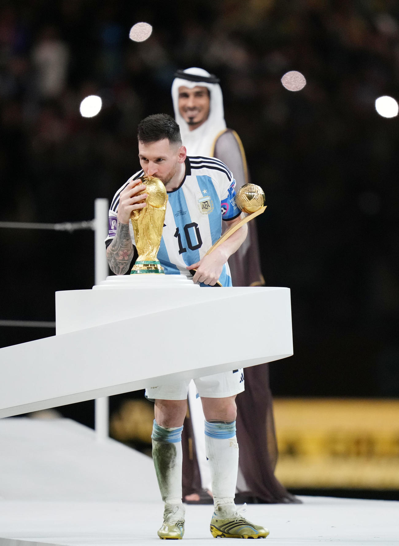 アルゼンチン対フランス　MVP授賞式の際、我慢できずにW杯トロフィーにキスをするアルゼンチン代表リオネル・メッシ（撮影・横山健太）