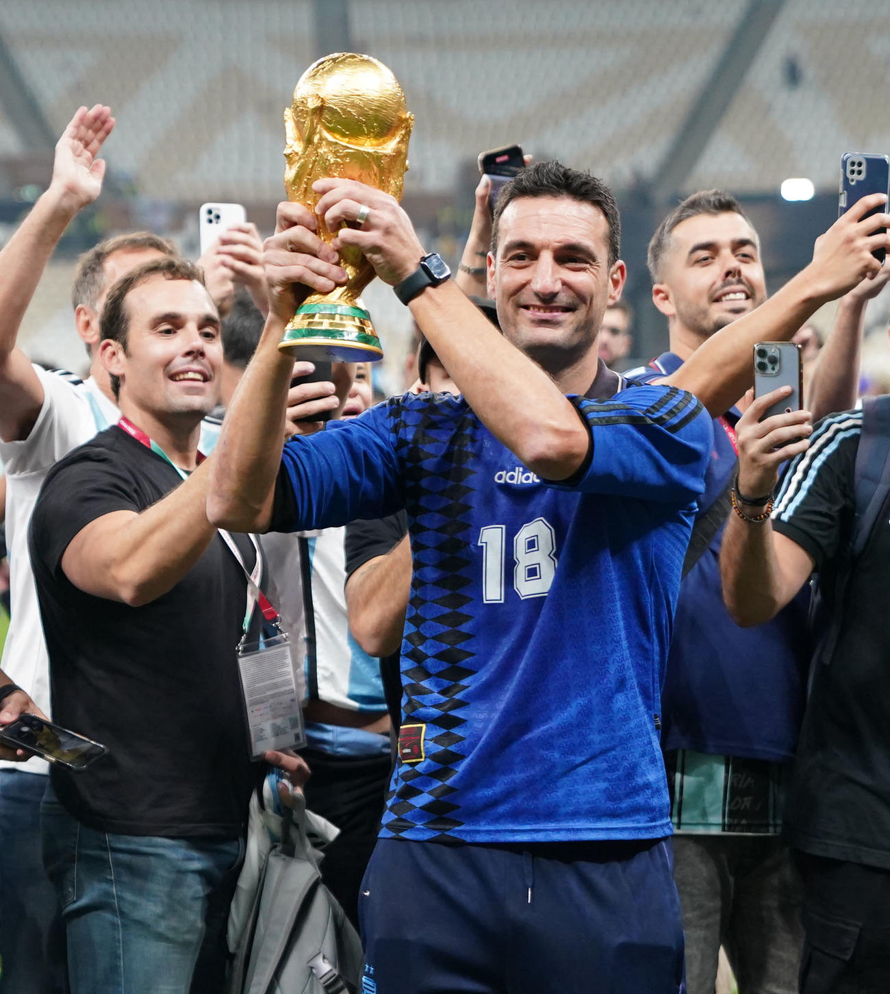 アルゼンチン対フランス　W杯トロフィーを掲げるアルゼンチンのスカロニ監督（手前）（撮影・横山健太）