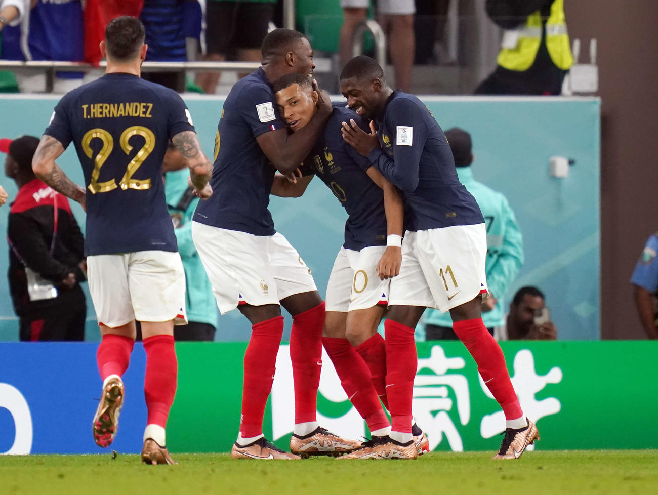 フランス対ポーランド　後半、追加点を決めるフランスのエムバペ（中央）（撮影・パオロ　ヌッチ）