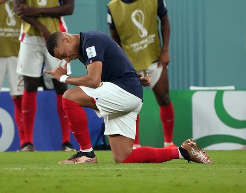 フランス対デンマーク　後半、ゴール後、ポーズを決めるフランスのエムバペ（撮影・パオロ　ヌッチ）