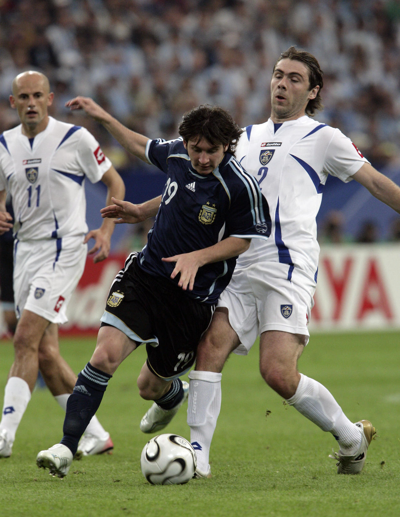 2006年6月、セルビア・モンテネグロ戦でW杯デビューしたメッシ（左）