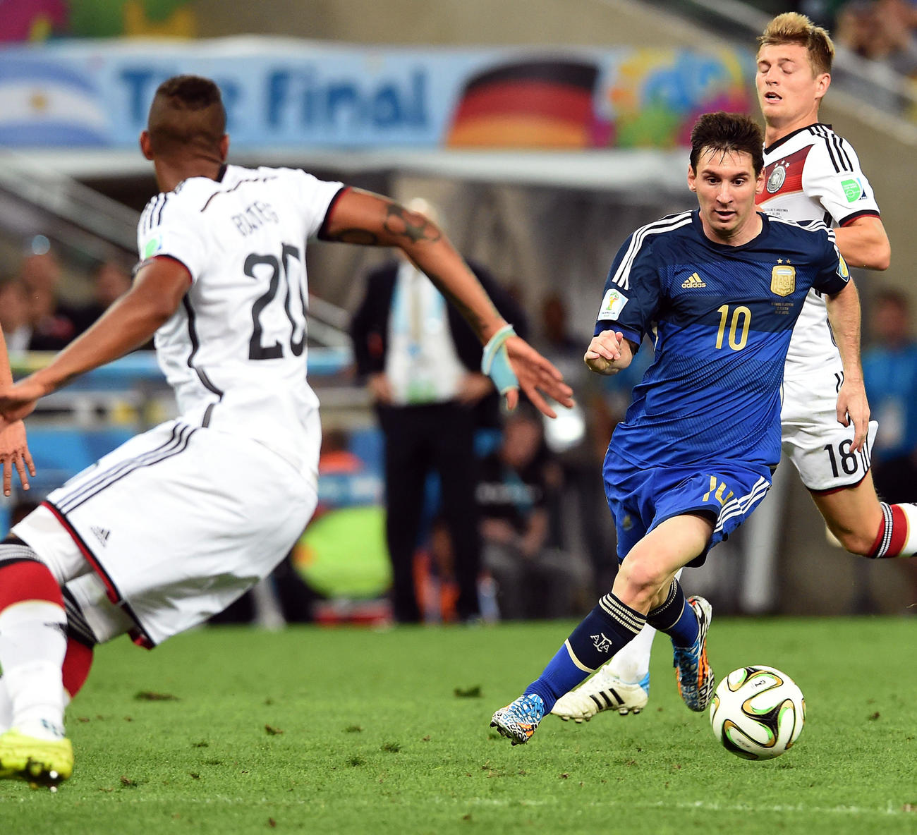 2014年7月、W杯ブラジル大会決勝後半、ドリブルで中央へ切れ込むアルゼンチンFWメッシ（右）