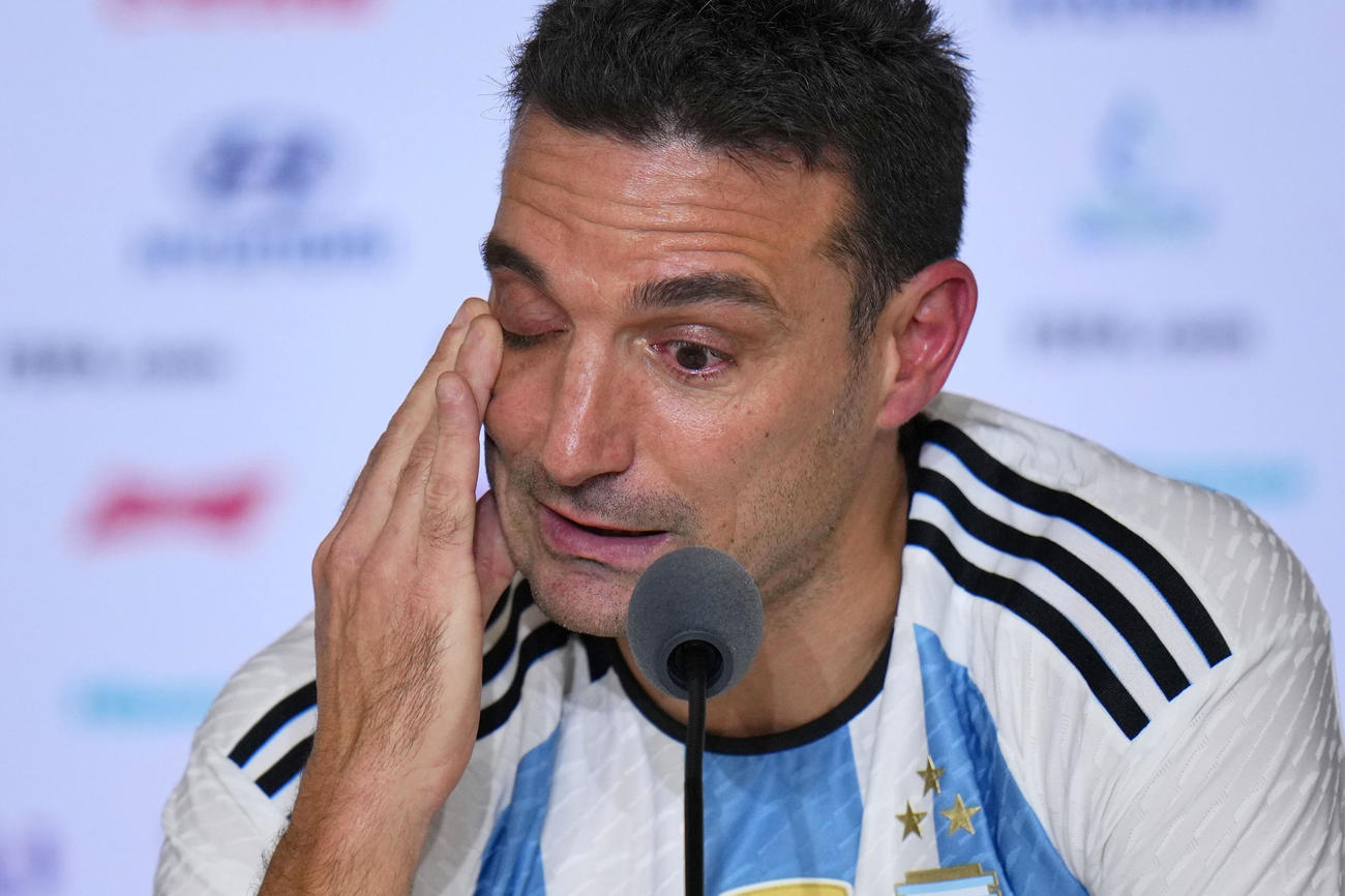 W杯優勝に感極まるアルゼンチンのスカロニ監督（AP）