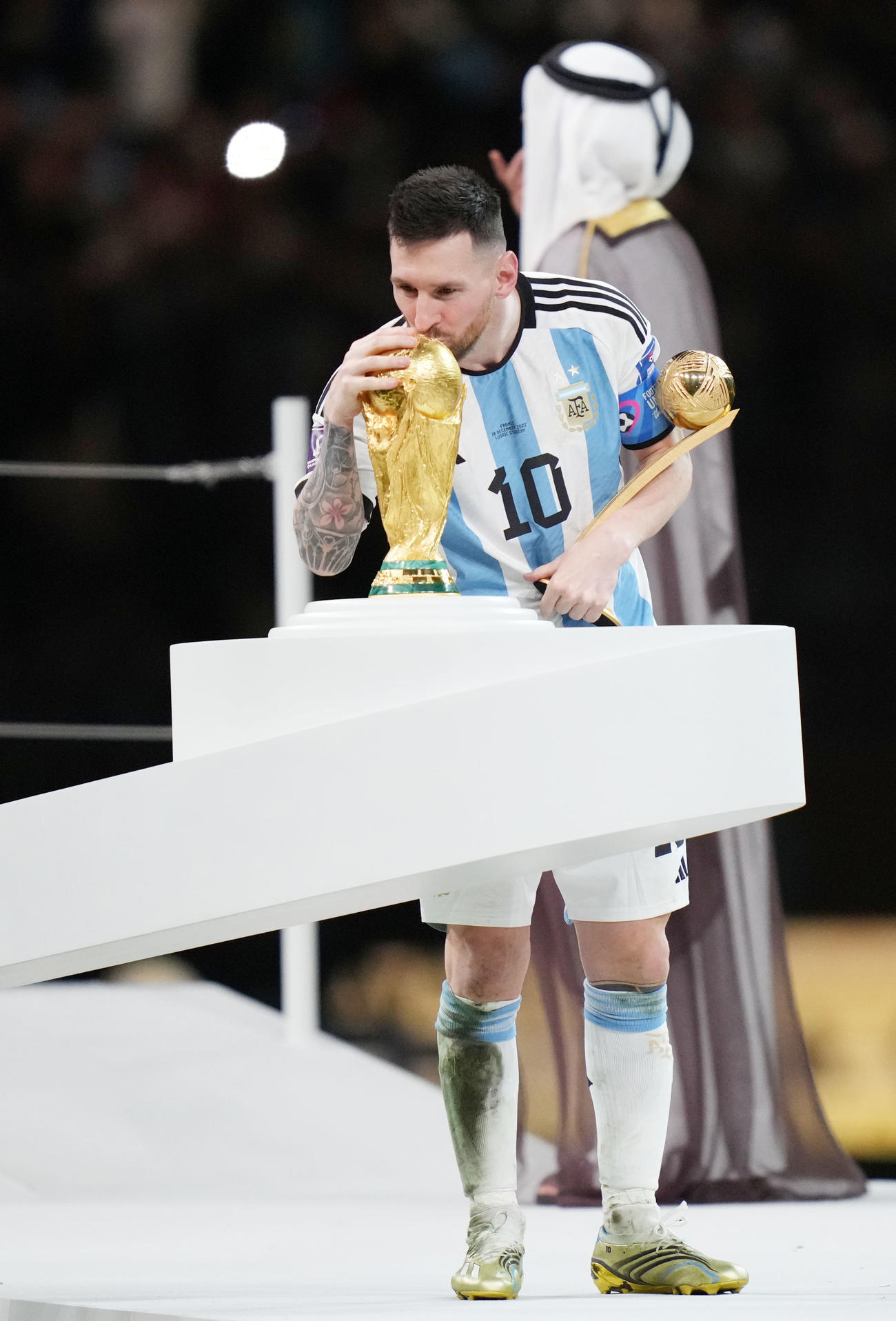 アルゼンチン対フランス　MVP授賞式の際、我慢できずにW杯トロフィーにキスをするアルゼンチンのメッシ（撮影・横山健太）