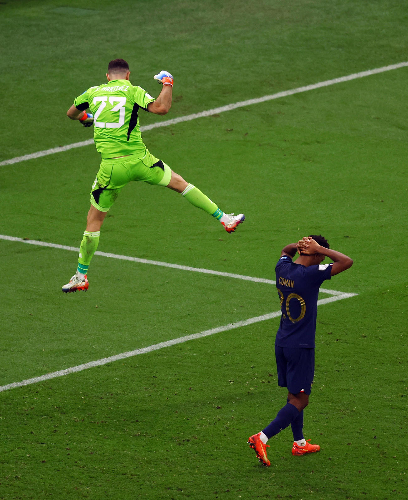 W杯決勝のPK戦で外し、頭を抱えるフランス・コマン（右）左は飛び上がって喜ぶアルゼンチンGKエミラノ・マルティネス（ロイター）
