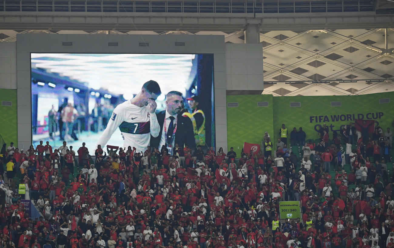 モロッコ対ポルトガル　試合後、ポルトガル代表クリスティアーノ・ロナウドが涙を流す映像が映し出される（撮影・横山健太）