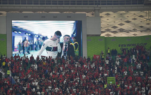 モロッコ対ポルトガル　試合後、ポルトガル代表クリスティアーノ・ロナウドが涙を流す映像が映し出される（撮影・横山健太）
