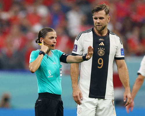 コスタリカ－ドイツ戦で女性として初めてW杯の主審を務めたフラパル審判員（左）（ロイター）