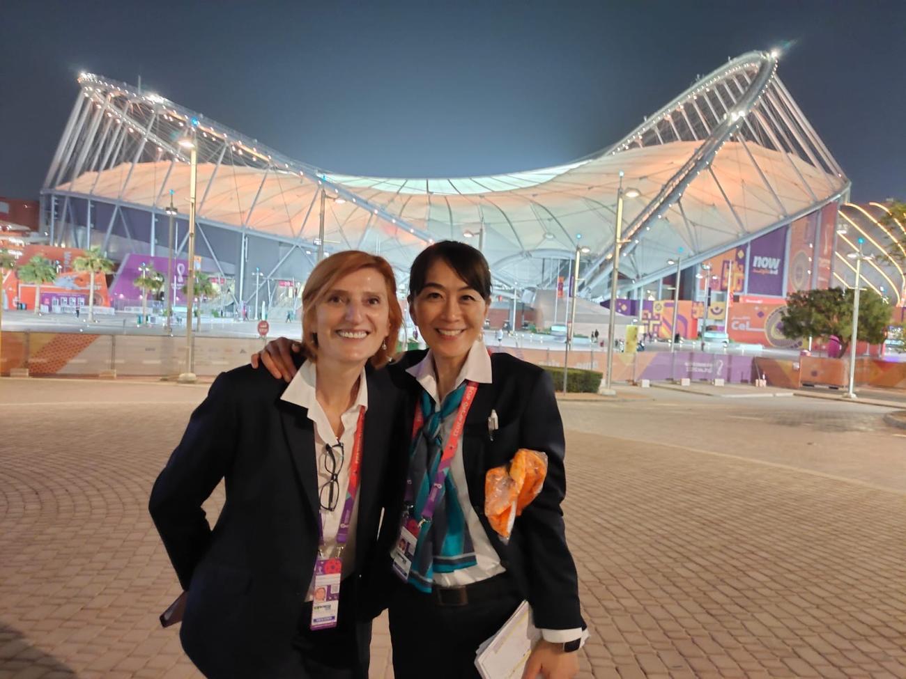 同僚とともにハリファ国際競技場の前で記念撮影するW杯でFIFAのメディアオフィサーを務めた岩元里奈さん（岩元さん提供）