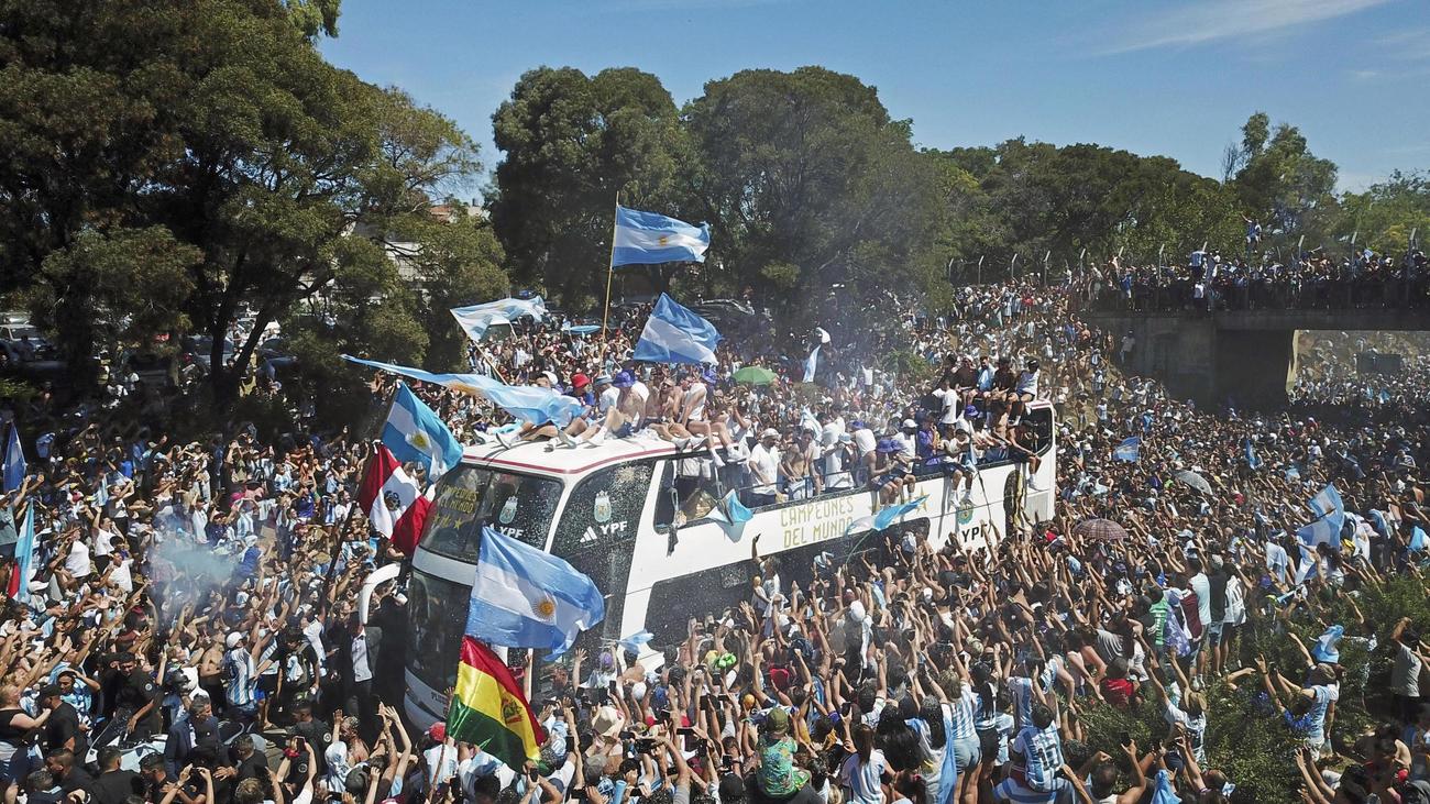 サッカーW杯アルゼンチン代表を歓迎するファンら（AP＝共同）
