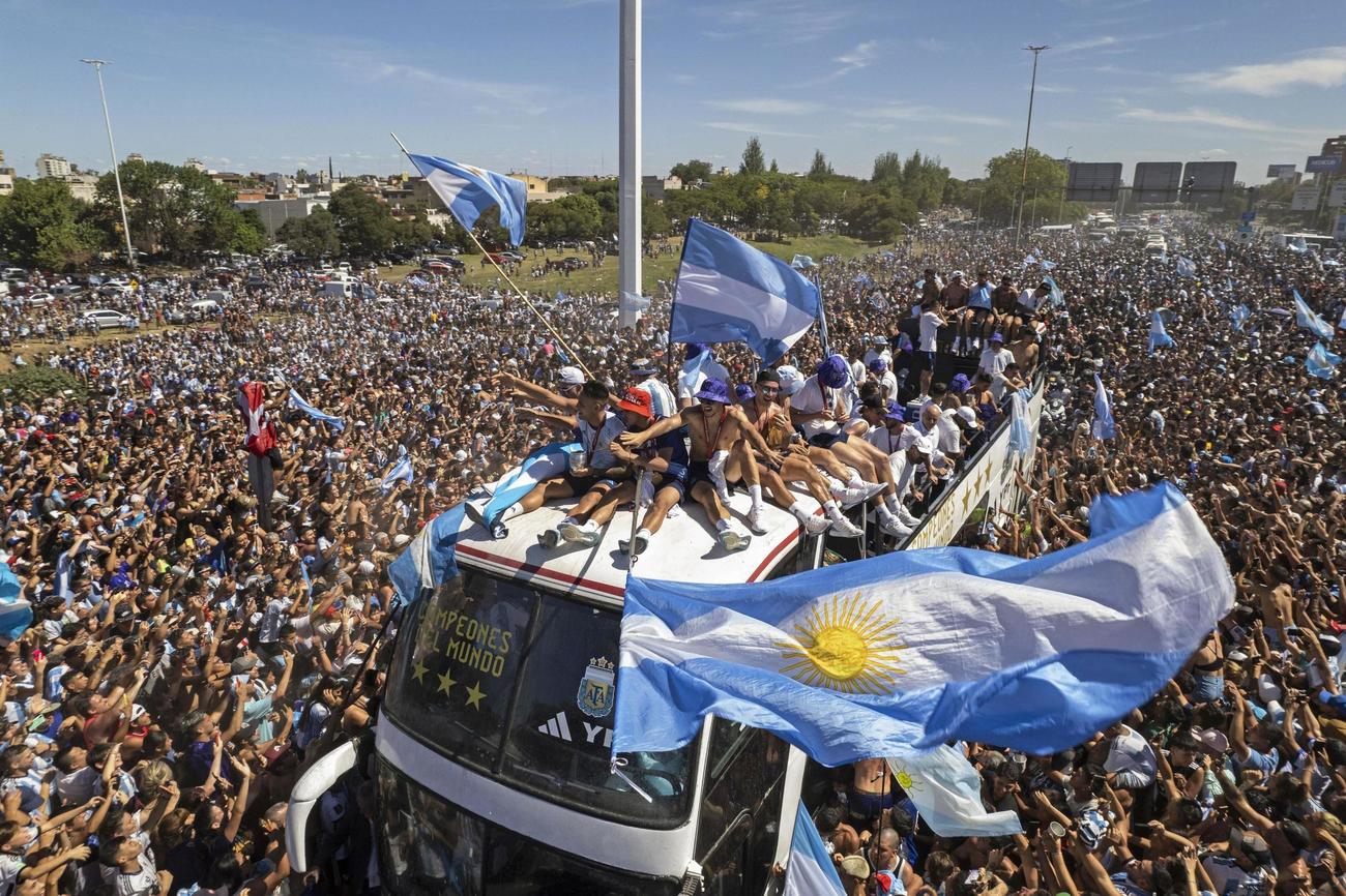 20日、サッカーW杯アルゼンチン代表を歓迎する大勢のファン＝ブエノスアイレス（AP＝共同）