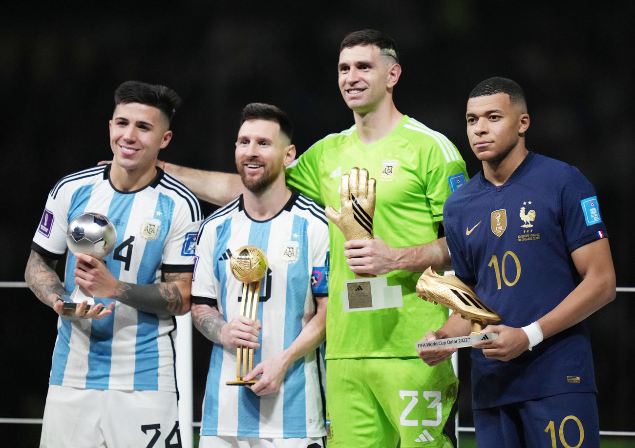 表彰式で整列する、左から新人賞のアルゼンチン・フェルナンデス、MVPのメッシ、最優秀守備賞のGKのE・マルティネス、得点王のフランス・エムバペ（2022年12月18日撮影）