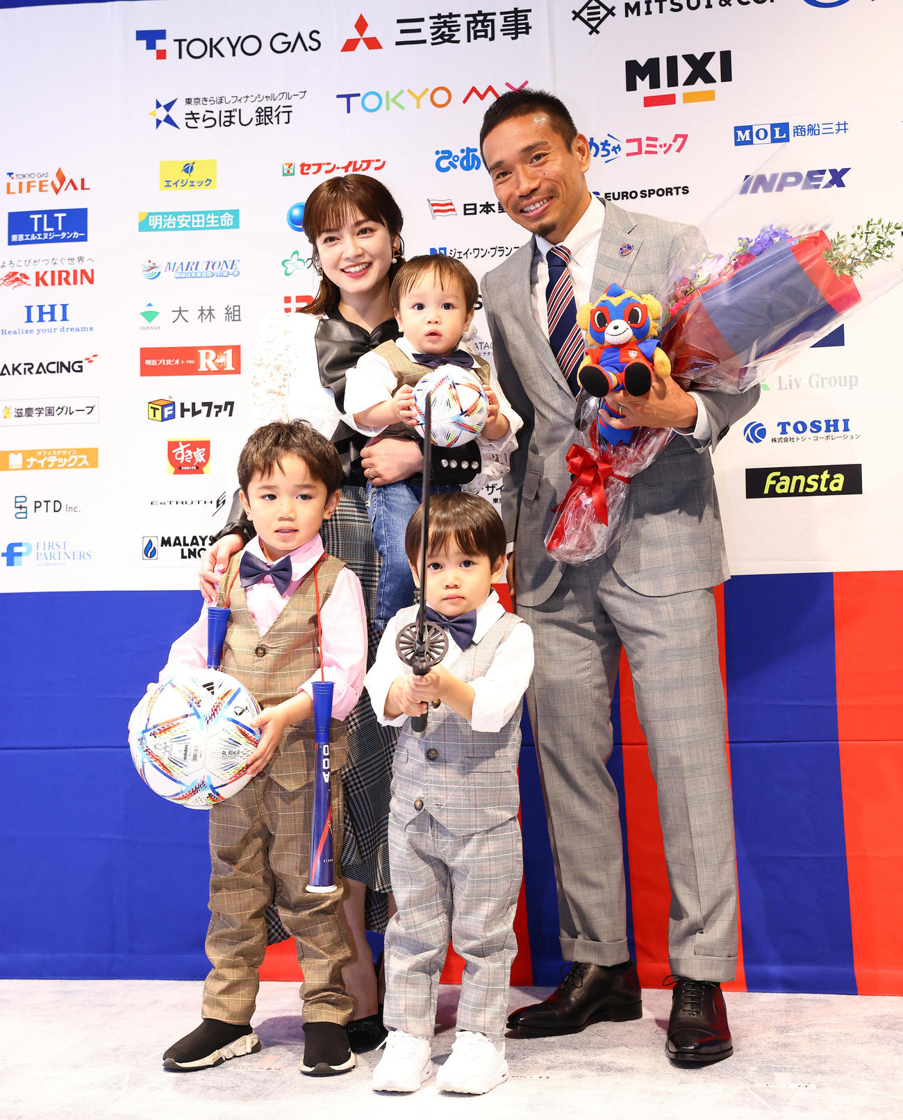 W杯カタール大会の日本代表に選出された長友（右）はサプライズで登場した平愛梨さん、子どもたちと写真に納まる（2022年11月1日撮影）