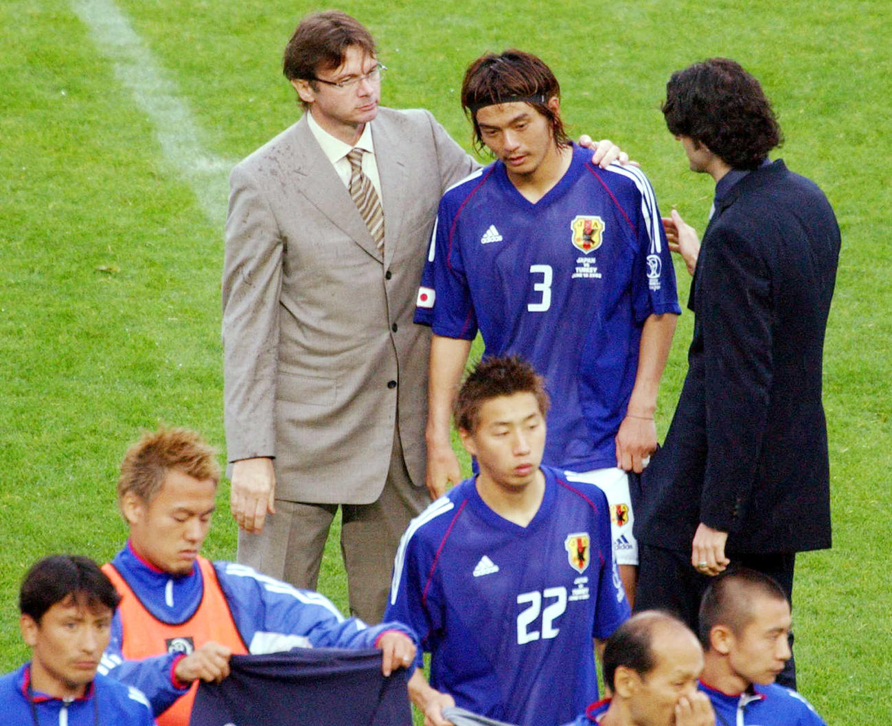 02年6月、W杯韓国・日本大会のトルコとの決勝トーナメント1回戦で敗れ松田選手を慰めるトルシエ監督