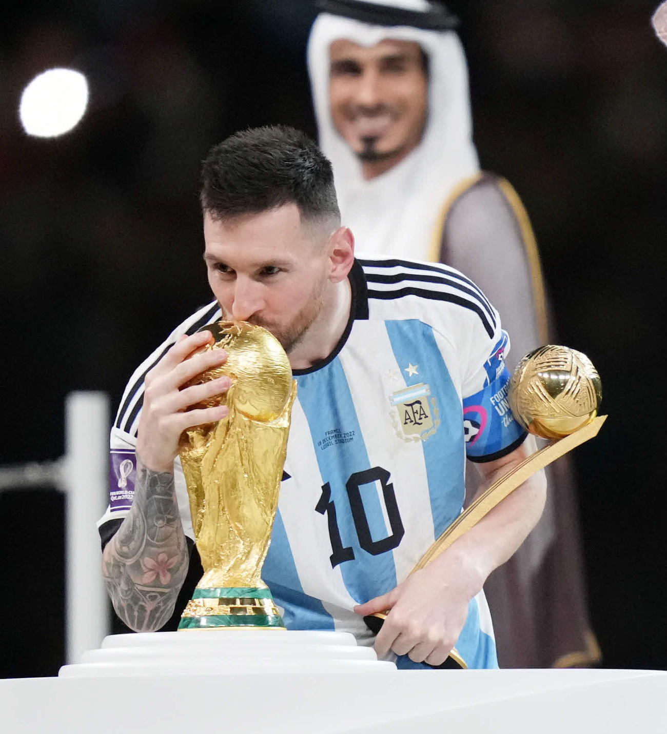 MVP授賞式の際、我慢できずにW杯トロフィーにキスをするメッシ