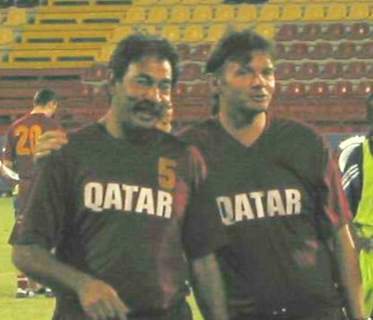 03年10月、練習を終え引き揚げるカタール代表のトルシエ監督（右）