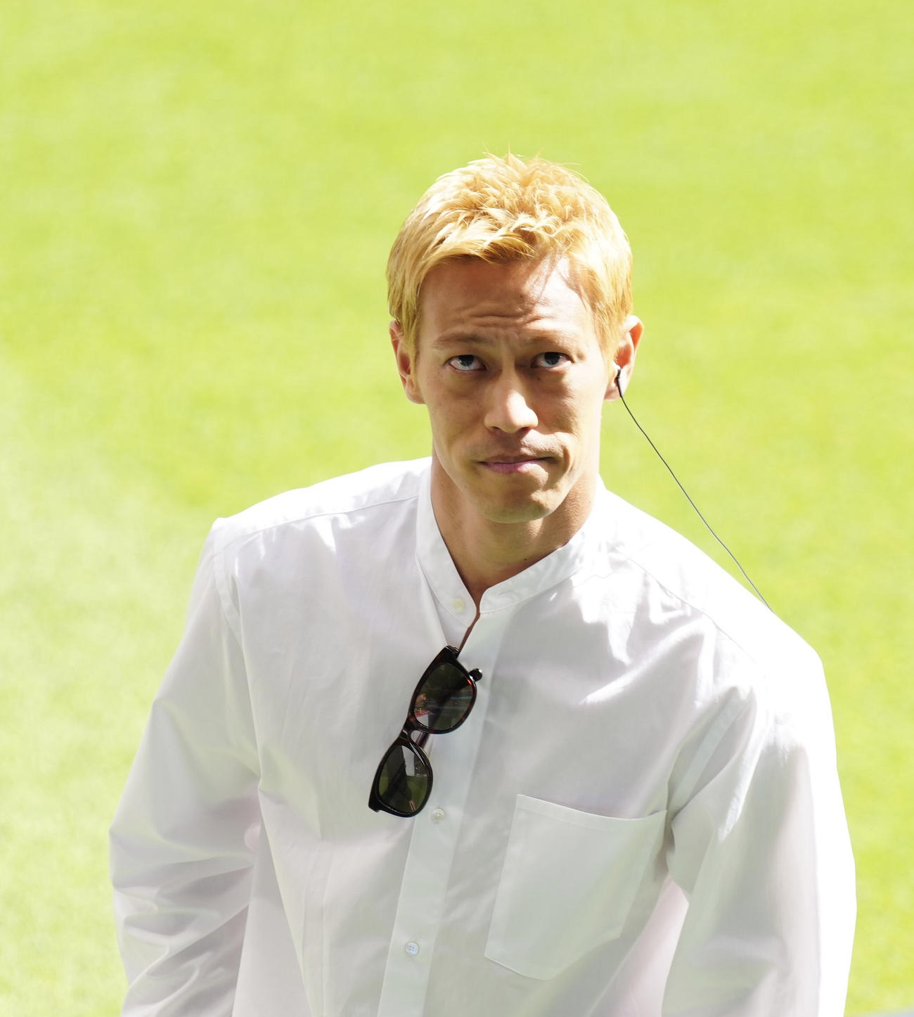 日本対コスタリカ　試合前、ピッチ脇に立つABEMA中継解説を務める本田圭佑（22年11月27日撮影）