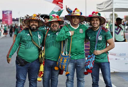 試合開始を待つメキシコのサポーター（ロイター）