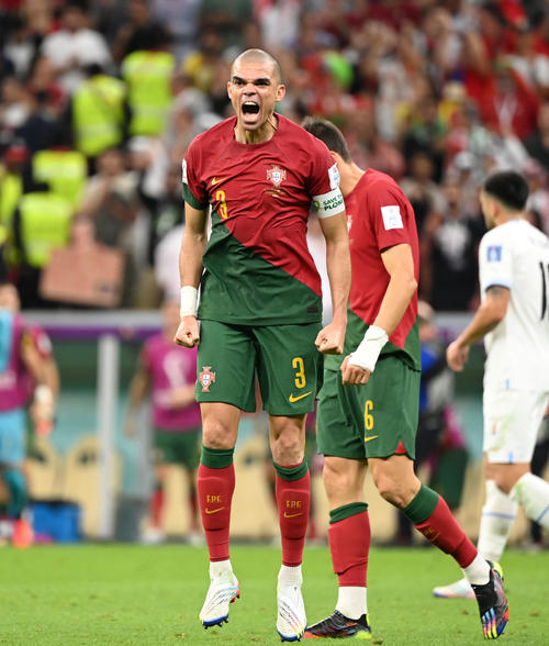 ポルトガル対ウルグアイ　ウルグアイに勝利し雄たけびを上げるポルトガル代表ペペ（撮影・横山健太）