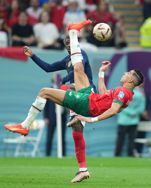 フランス対モロッコ　前半、オーバーヘッドでシュートを放つモロッコ代表ジャワド・ヤミク（撮影・横山健太）