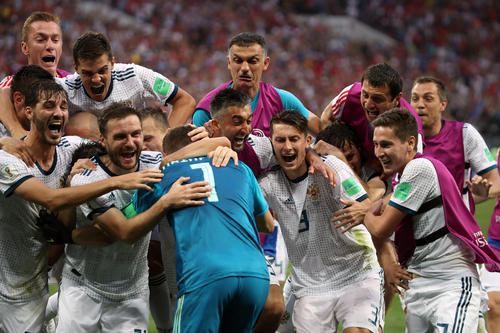 スペインにＰＫ戦で勝利しＧＫアキンフェーフ（背番号１）に駆け寄って喜ぶロシアの選手たち（撮影・ＰＮＰ）