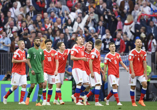 ロシア－サウジアラビア　試合終了間際の５点目を喜ぶロシアイレブン（共同）