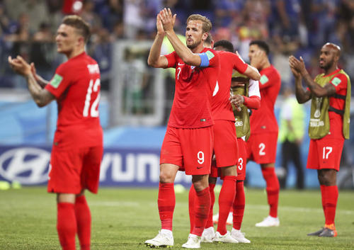 Ｗ杯初戦でチュニジアに勝利し喜ぶハリー・ケーン主将（左から２人目）らイングランドの選手たち（ＡＰ）