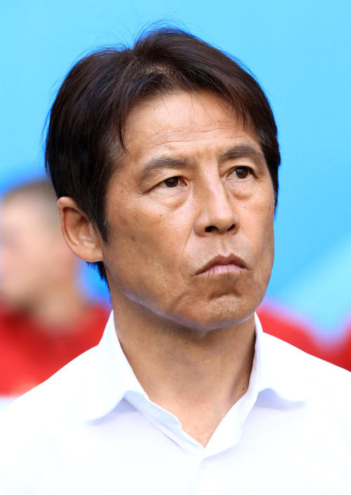 日本対コロンビア 試合前、ベンチ前で整列する西野監督(撮影・江口和貴)