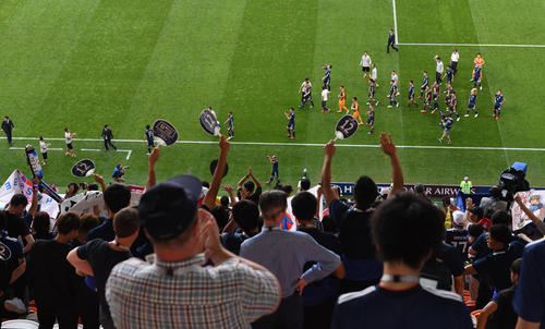 初戦に勝利した日本の選手たちはサポーターの歓声を浴びながら引き揚げる(2018年6月19日撮影)