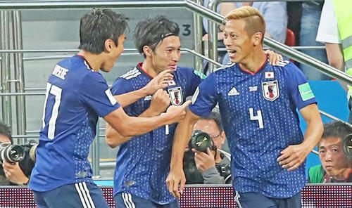 日本対セネガル　後半、同点ゴールを決めて喜ぶ本田（右）。中央は柴崎、左は長谷部（２０１８年６月２４日撮影＝ＰＩＫＯ）