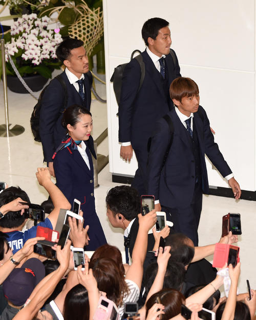 成田空港へ到着した、左から日本代表の岡崎、昌子、乾（撮影・横山健太）